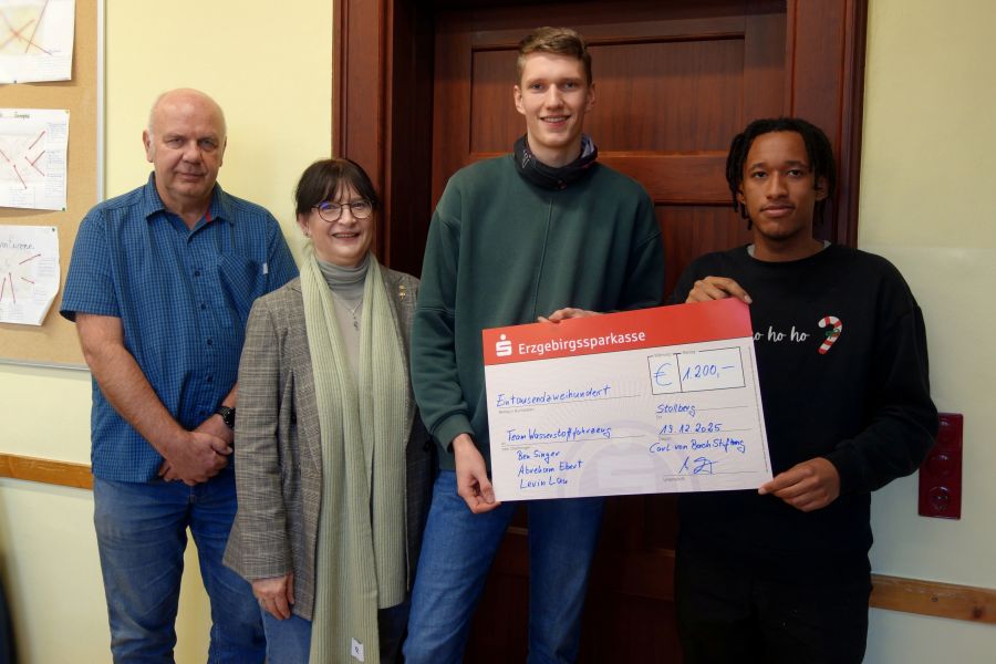 Bild: v.l.n.r. Volker Schneider (Mitglied Kuratorium Carl-von-Bach-Stiftung), Ute Müller (st. Vorsitzende Carl-von-Bach-Stiftung), Ben Singer, Abreham Ebert